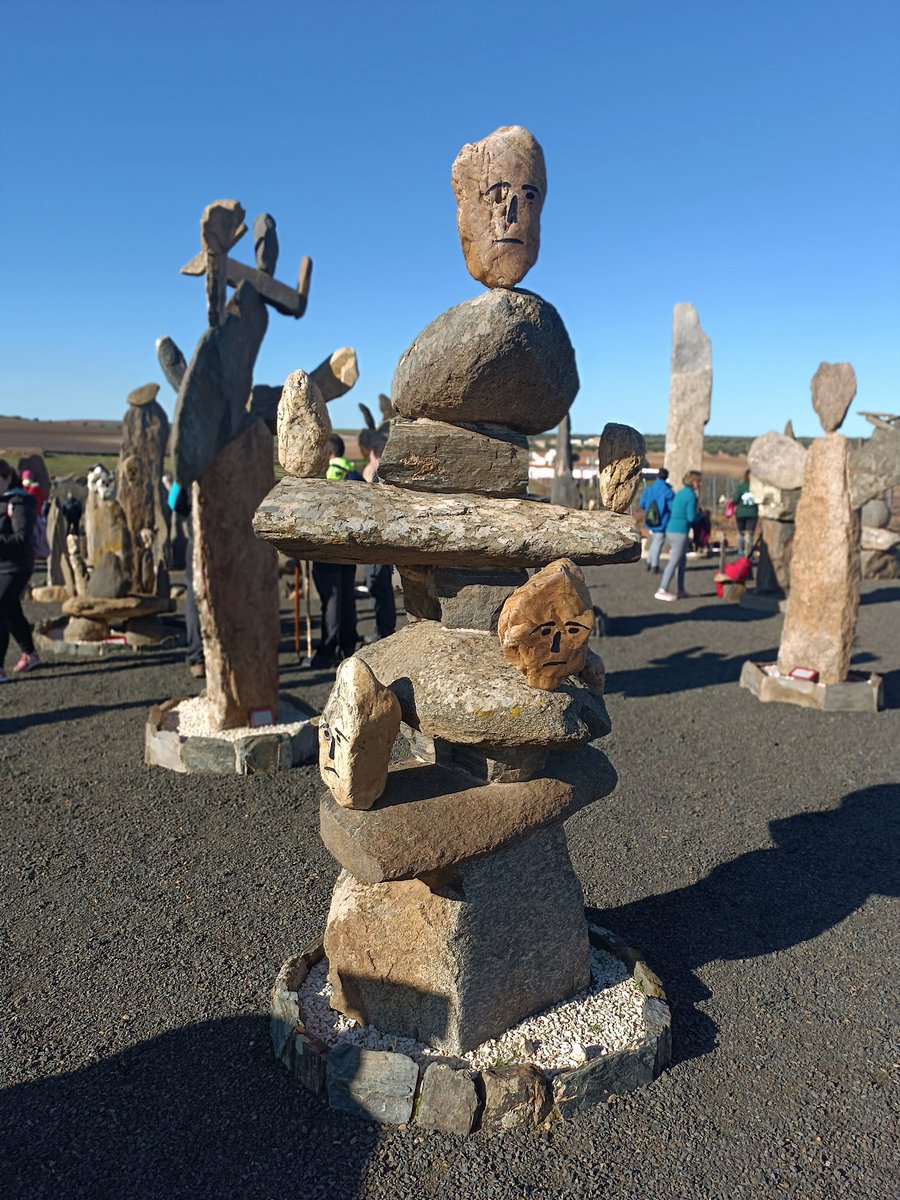 JuliaNoriega13's tweet photo. 🗿Un artista extremeño, José Matamoros, crea un museo al aire libre con 150 esculturas de piedra

📌Está en #Aceuchal

🪨"El patio del pensamiento" y "El jardín de las piedras"

😴La idea se le desveló en un sueño

✨Hoy es un lugar mágico con muchas visitas

📻13.30h @RTVE_Ext https://t.co/NQxQ467QaN