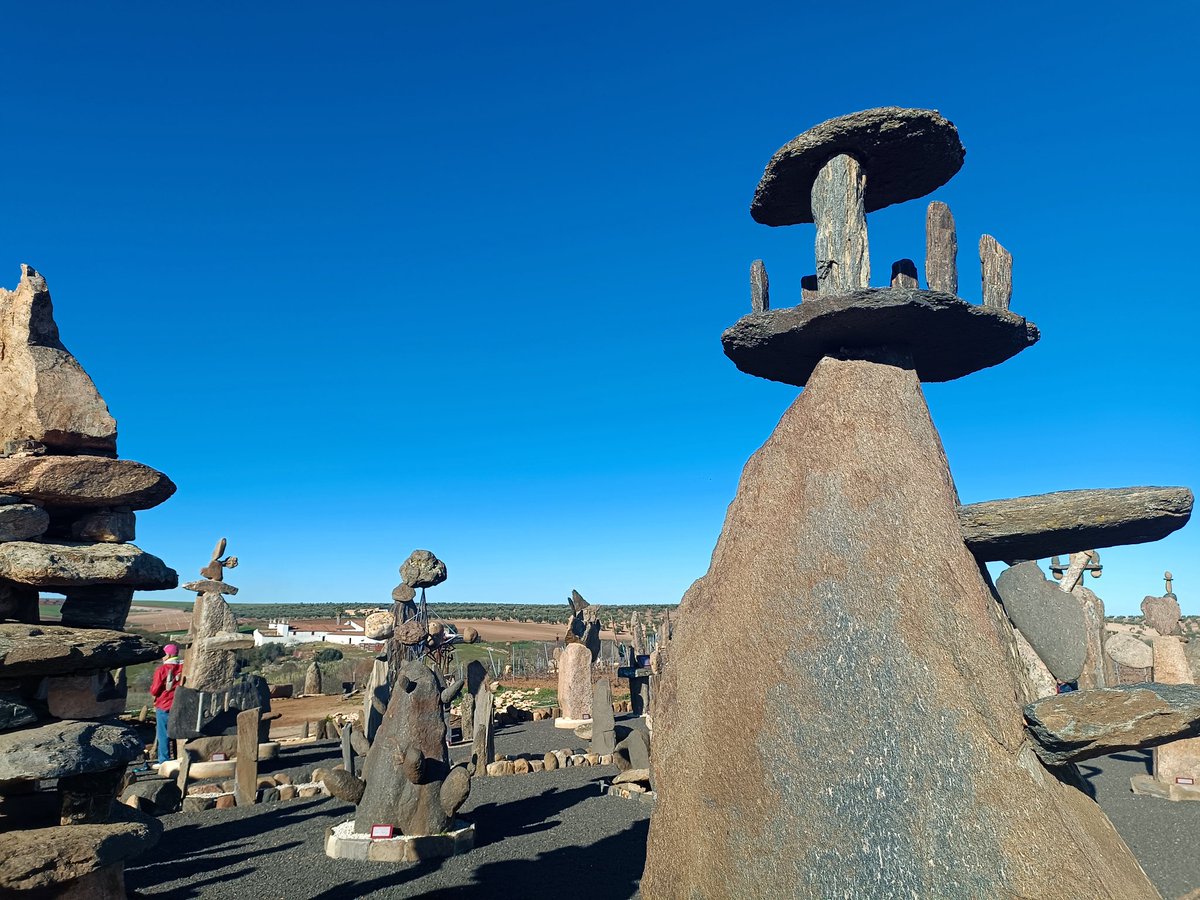 JuliaNoriega13's tweet photo. 🗿Un artista extremeño, José Matamoros, crea un museo al aire libre con 150 esculturas de piedra

📌Está en #Aceuchal

🪨"El patio del pensamiento" y "El jardín de las piedras"

😴La idea se le desveló en un sueño

✨Hoy es un lugar mágico con muchas visitas

📻13.30h @RTVE_Ext https://t.co/NQxQ467QaN