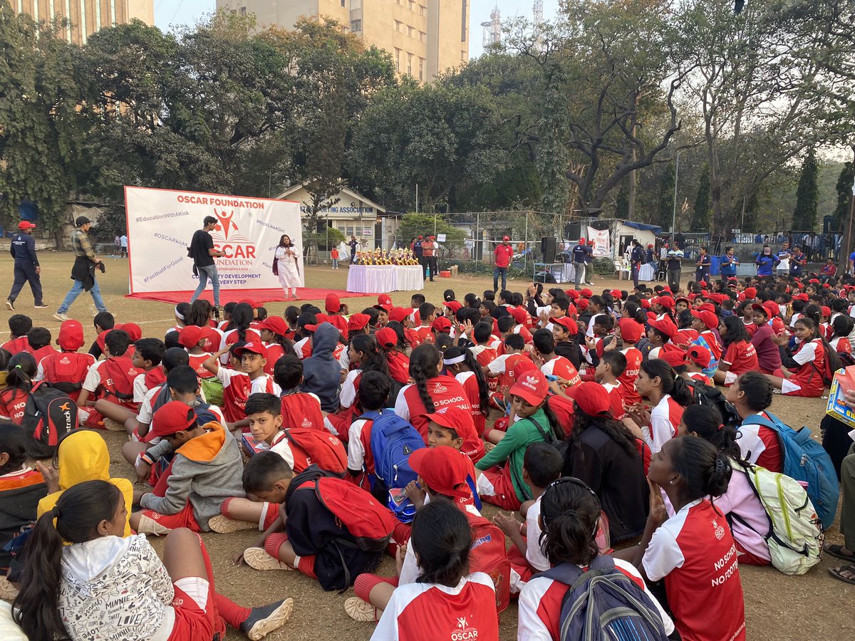 beth_yates13's tweet image. Great day with the @OSCAR_fdn at their annual sports day! Had a run out with the mums ☺️ amazingly talented kids. Over 1000 present to play just yesterday! @OscarUKTour #sportsfordevelopment #educationwithakick ⚽️