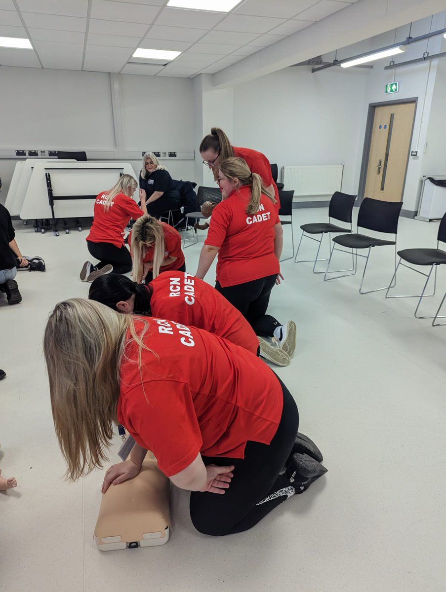 Ein myfyrwyr Cadetiaid Nyrsio yn cymryd rhan mewn sesiwn achub bywyd sylfaenol ym Mhrifysgol De Cymru. 

Our Nursing Cadets students taking part in basic life saving session at University of South Wales. 
 @UniSouthWales @NursingCadets #RCNCadets