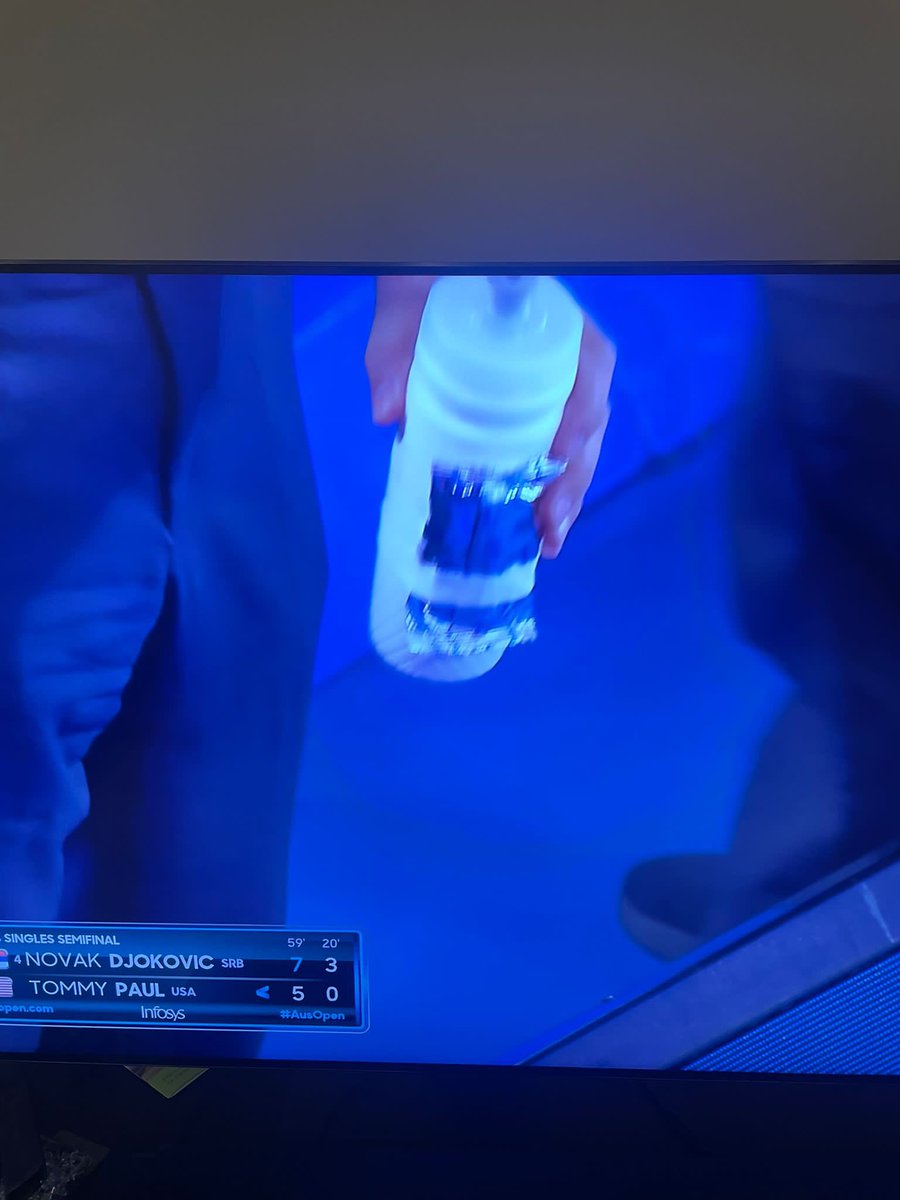 VFebbo96's tweet photo. Does anyone know what is being given to Novak Djokovic here? #AusOpen https://t.co/W5fDx3F0S7