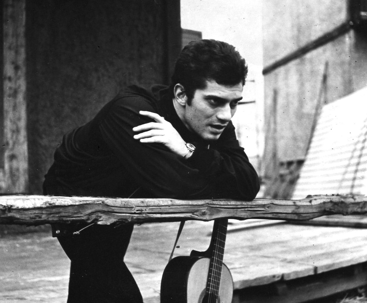 InternoPoesia's tweet photo. «Mi sono innamorato di te 
e adesso non so neppure io cosa fare 
il giorno mi pento d'averti incontrato 
la notte ti vengo a cercare».

Luigi Tenco ❤️
(21 mar. 1938 - 27 gen. 1967) https://t.co/eJ84vnFP8T