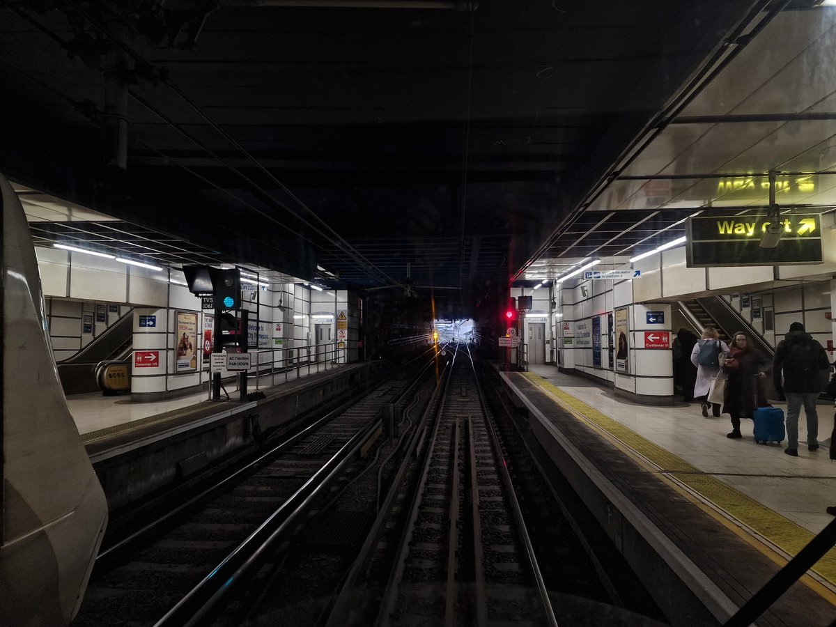 fincra's tweet image. The Climb out of City Thameslink to Blackfrairs is one of the steepest in the UK.

How crush-loaded Class 319s made it is beyond me... and somehow, class 313s are actually cleared on this bit. 🤣 

#Thameslink #Class319 #Class313 #ThameslinkCore #CityThameslink #GTR #TL
