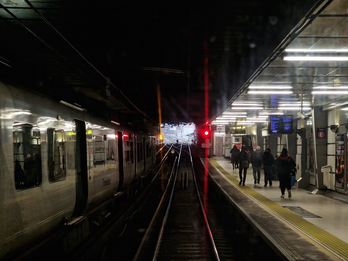 fincra's tweet image. The Climb out of City Thameslink to Blackfrairs is one of the steepest in the UK.

How crush-loaded Class 319s made it is beyond me... and somehow, class 313s are actually cleared on this bit. 🤣 

#Thameslink #Class319 #Class313 #ThameslinkCore #CityThameslink #GTR #TL