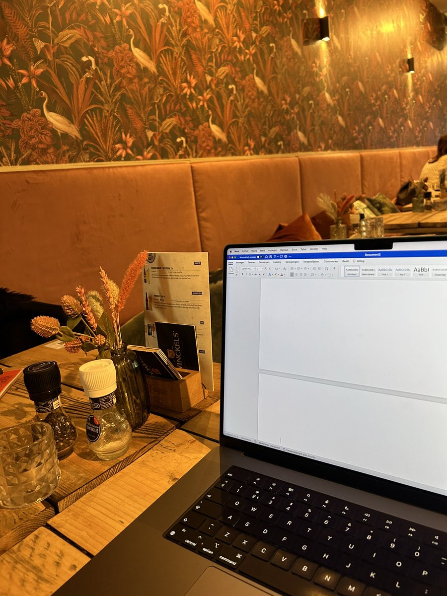 mariannezw's tweet photo. Er moeten langzamerhand wel woorden in de juiste volgorde op mijn scherm komen. #digitalnomad #columneren https://t.co/taeDuGarpi