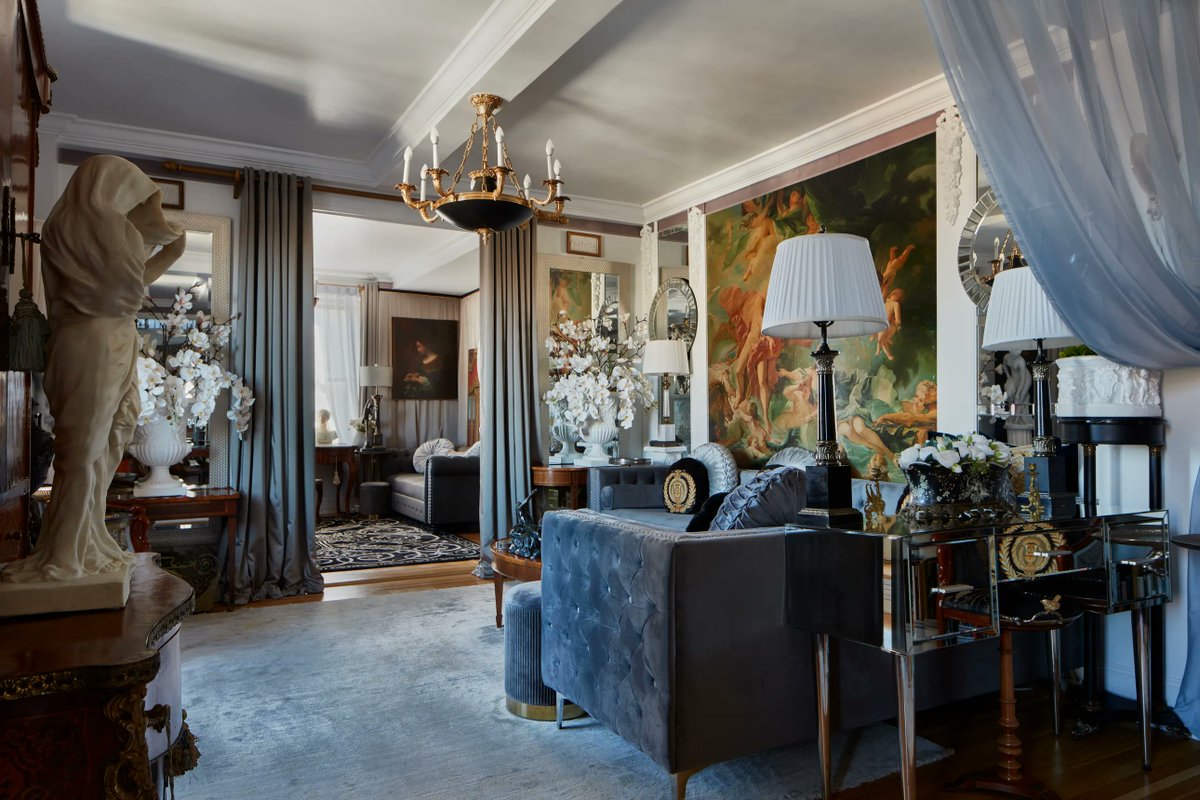 I was not expecting Michael Imperioli to have an incredibly erudite home filled with first editions and oil paintings and heavy curtains and Italian busts that could have been in the white lotus and for that I apologize