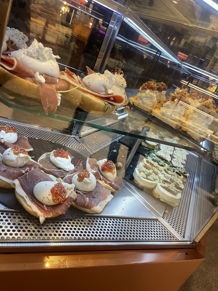 MarOlivero's tweet photo. Pasando unas vacaciones espectaculares en Madrid, aquí fui muy feliz!!! 
💃🏾

#Olé
#MercadoSanMiguel
#Madrid
#España
#Vacays https://t.co/bbNy0fLbK8