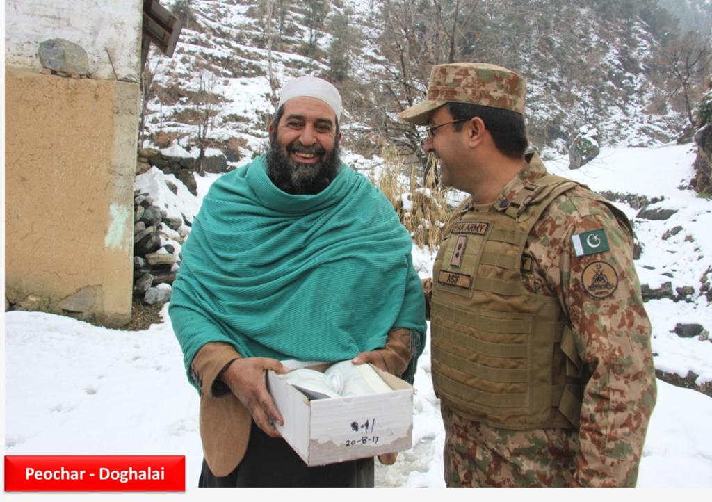 KPTribune's tweet photo. #PakistanArmy distributed ration and winter clothes provided by #Peshawar Corps among the needy, poor and deserving people in remote villages of Piochar including Doglai, Talkar, #Shagha, Dherai and Shoorshai. https://t.co/r6usIDqlg1