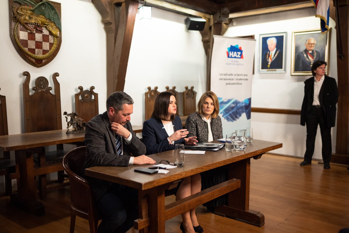 zdeslavmilas's tweet photo. Zapanjujuće izlaganje iz njezine zarobljene bjeloruske domovine dala je Sviatlana @Tsihanouskaya, vođa bjeloruske demokratske oporbe. Njezin suprug Sergei, najavivši 2020. kandidaturu za predsjednika #Belarus, odmah uhićen i od tada u tamnici zloglasnog zatvora.

@hazcroatia https://t.co/CBEo7rwWeV
