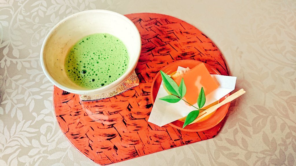 途中、雪が急に強くなったので、駆け込むように入ったカフェのお抹茶と和菓子がとても美味しかった☺️ウサギの羊羹。いっぱい歩いて疲れたので、とてつもなく癒された。お店、素敵すぎない??? https://t.co/krVSenomNg