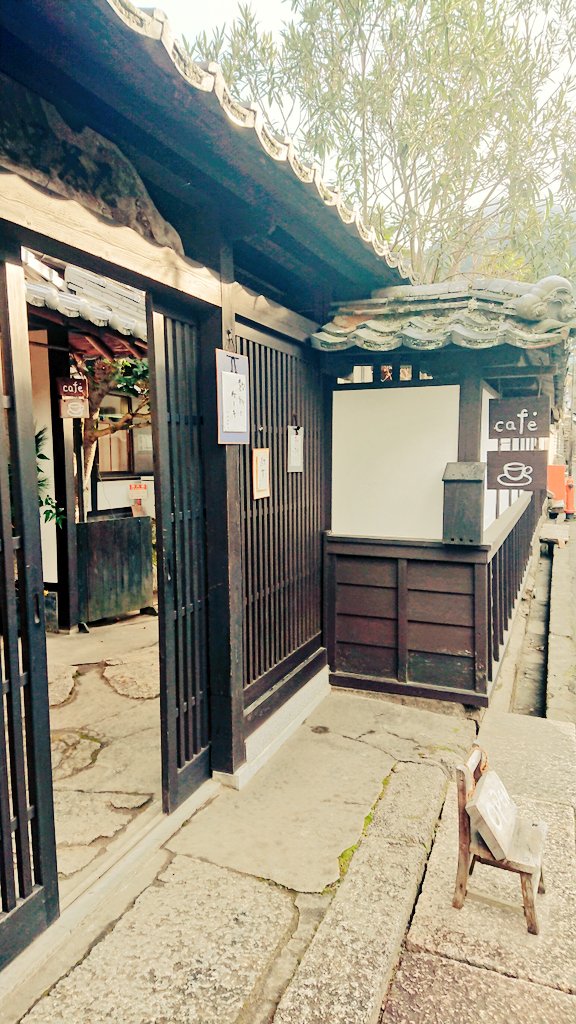途中、雪が急に強くなったので、駆け込むように入ったカフェのお抹茶と和菓子がとても美味しかった☺️ウサギの羊羹。いっぱい歩いて疲れたので、とてつもなく癒された。お店、素敵すぎない??? https://t.co/krVSenomNg