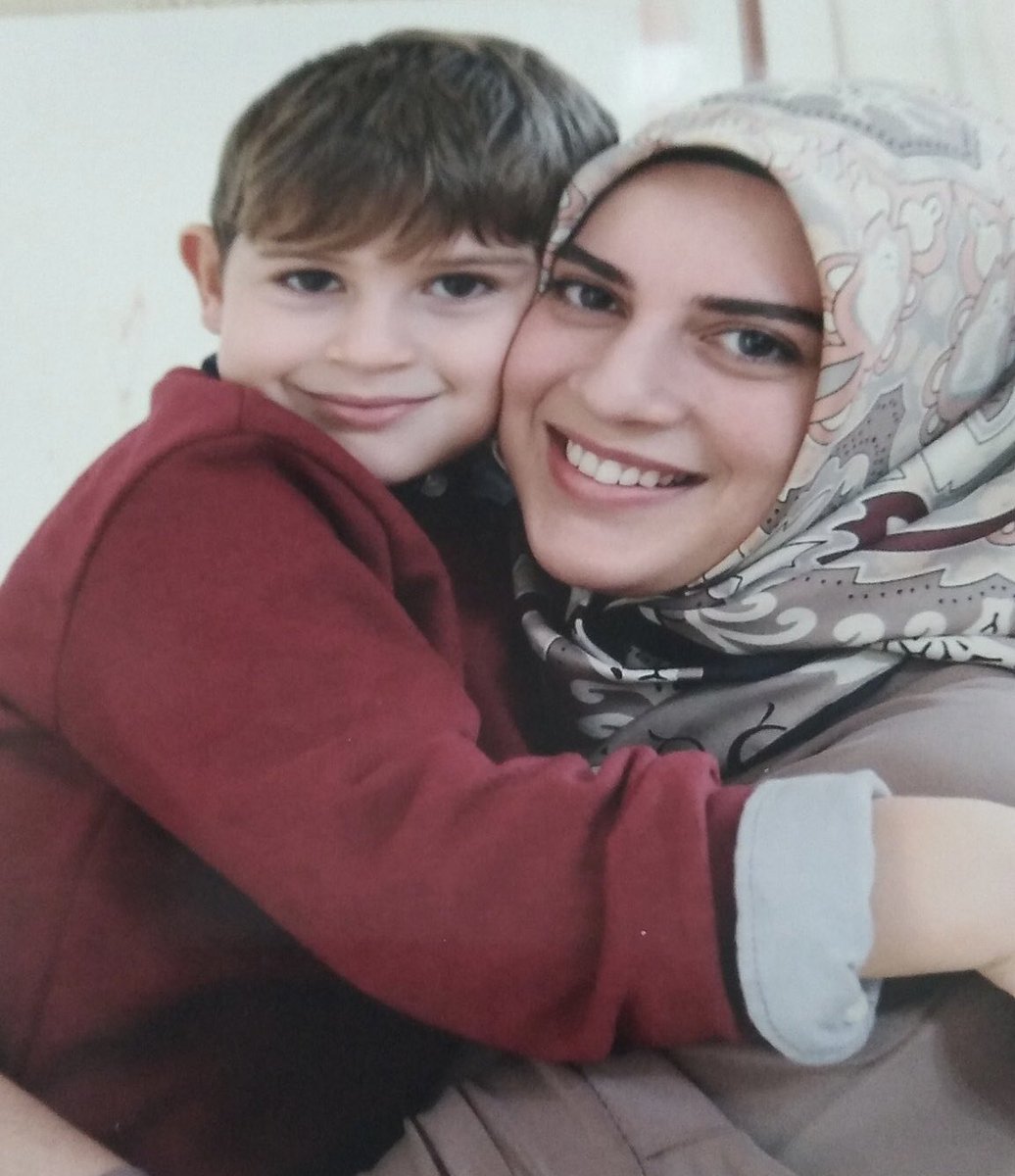 BUGÜNÜN GÜZEL HABERİ 

27 aydır tutuklu olan Merve Özdemir TAHLİYE oldu. 

"Kuşlar anneme selam söyleyin" diyen Ahmet Emin artık annesine kavuştu. 

Cezaevlerinde daha 470 anne, 520 bebek ve çocuk var. <a href="/adalet_bakanlik/">T.C. Adalet Bakanlığı</a>