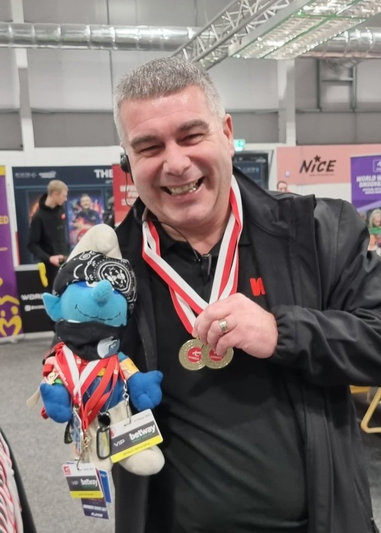Enjoying my time here at the Shootout, it wouldn't be the same without my customery pic of me and the legendary Smurf. So here we are celebrating our victories on the cuezone table showing off out medals lol #theclockisticking #snooker #betvictor #Betvictorsnookershootout