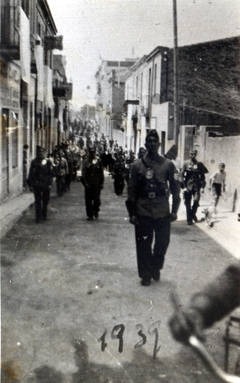 sosciutatvella's tweet photo. Avui, #27gener fa 84 anys q feixisme entrava a #Gramenet
El barri antic va patir l'exhibició i la humiliació de tropes d Franco. 
Mireu govern municipal #PSC @nuriaparlon 📷 i deixeu de banalitzar sobre el feixisme #SantaColoma #SalvemBarriAnticGramenet #MemòriaHistòrica https://t.co/8ZrEtGZtON