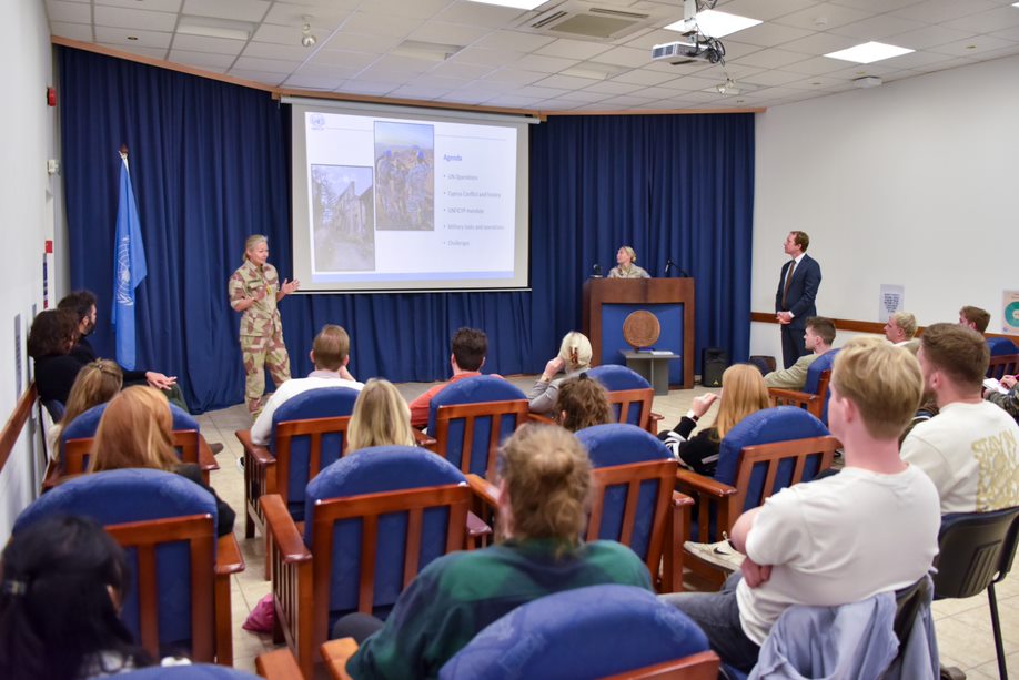 #UNFICYP's Force Commander, @GjerdeIngrid , welcomed students from 🇳🇱, 🇩🇪, 🇮🇳 and 🇮🇹 who are undertaking their Master’s degrees at the department of Geography at Radboud University, to discuss the Mission’s peace efforts in #Cyprus. @UNPeacekeeping @Radboud_Uni