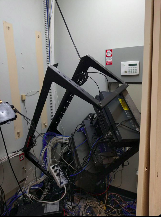 SultanJehal's tweet photo. - "Chef, la prod est tombée."
- "Reboot."
- "ça va être compliqué patron..." https://t.co/TCuVdH1l5w