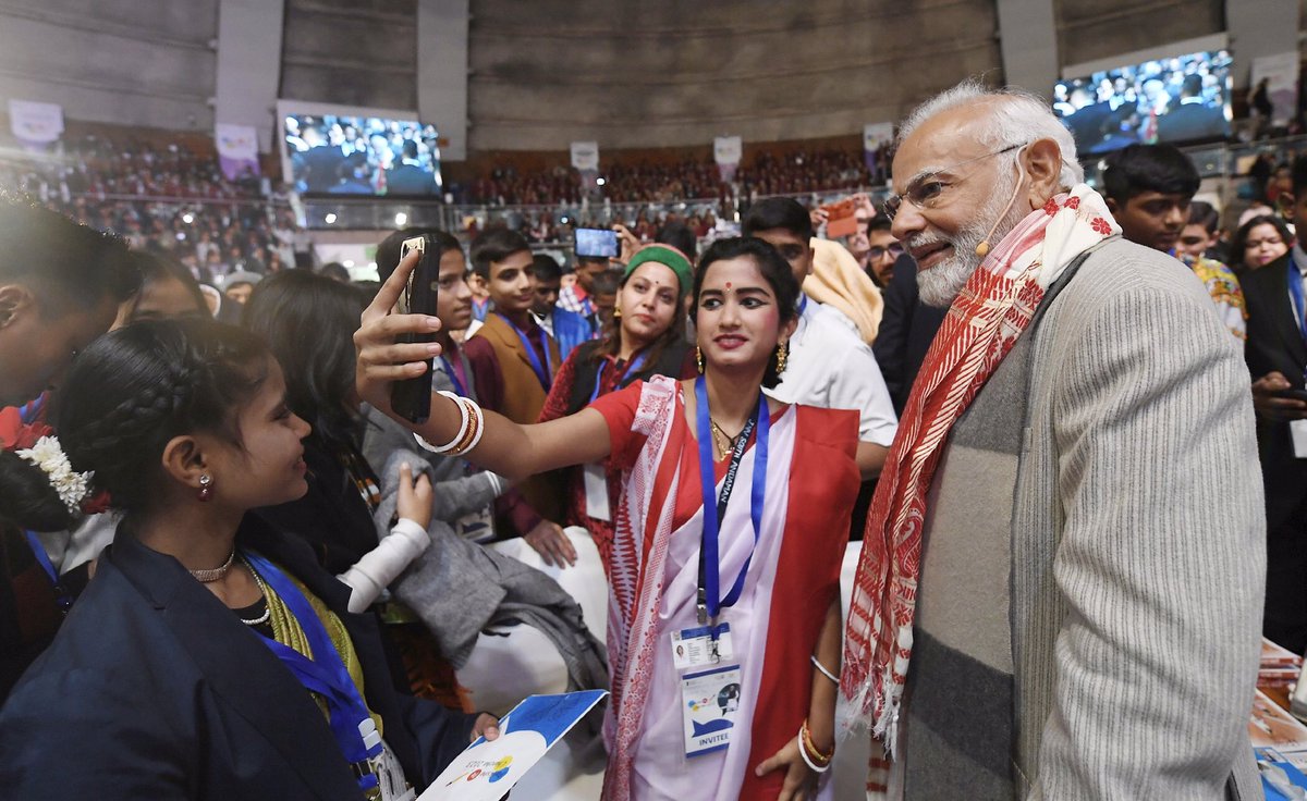 AmitShah's tweet photo. #ParikshaPeCharcha by PM @narendramodi was a masterclass on self-management that will further enrich our young minds and motivate them to achieve their goals. Simple solutions to time and stress management and cutting gadget dependency are the new mantras to enhance efficiency. https://t.co/8bhD3R3J1k