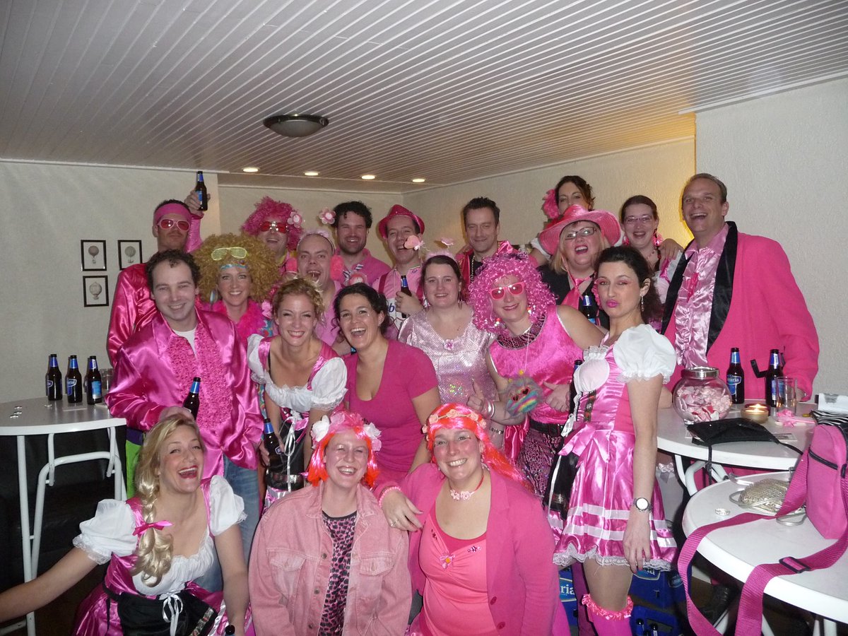 Met carnaval 2015 kwam CVGKMW in het ROZE de Petjes Bar binnen... 
Hoe dit jaar? Verassing!
Zorg dat je er ook bij bent carnavalszaterdagavond in de Feesttent van <a href="/Nachtgravers/">C.V. De Nachtgravers</a> !
Wij hebben er al nog veel meer zin in! Jullie ook?