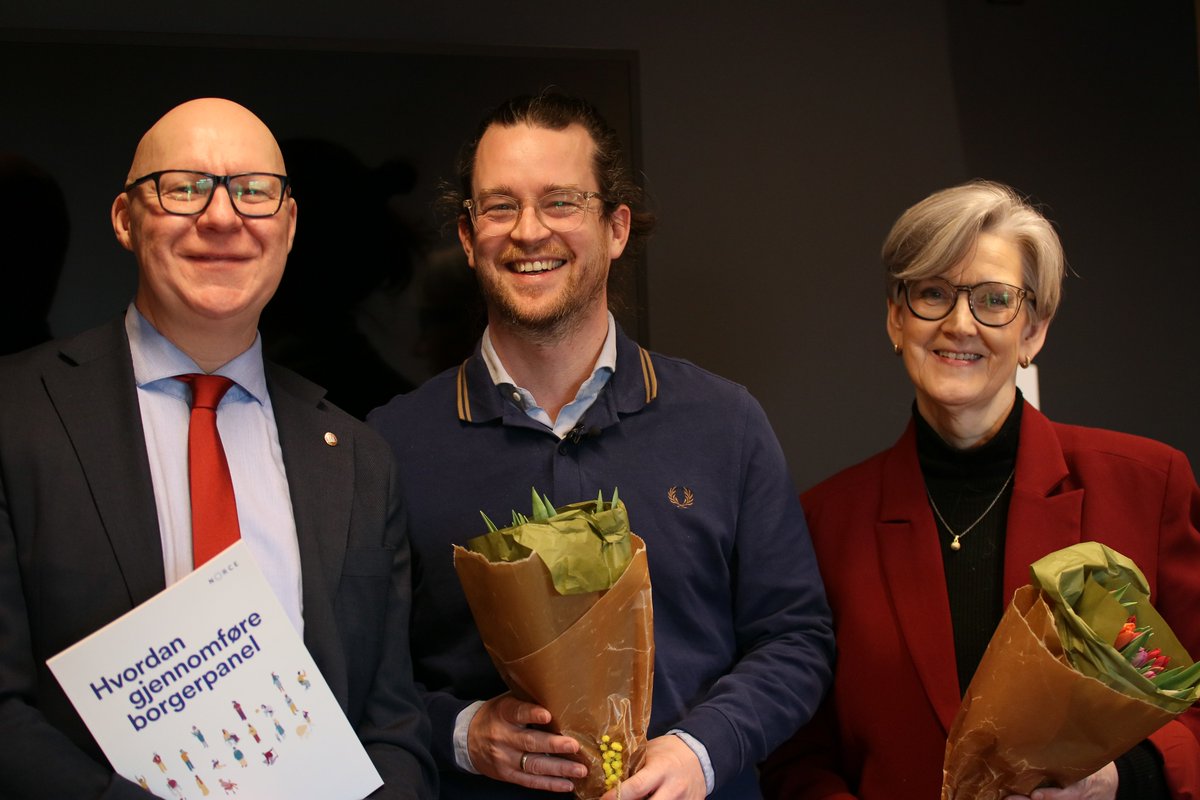 NORCE (@norceresearch) on Twitter photo Bergens byrådsleder Rune Bakervik (Ap) har fått en håndbok av oss, som handler om å styrke lokaldemokratiet.@sveinungarnesen håper <a href="/bergenkommune/">Bergen kommune</a> finner en måte å bruke borgerpanelet på og andre kommuner kan la seg inspirere av det vi har gjort. Les mer: bit.ly/3Y3U5eE Bergens byrådsleder Rune Bakervik (Ap) har fått en håndbok av oss, som handler om å styrke lokaldemokratiet.@sveinungarnesen håper <a href="/bergenkommune/">Bergen kommune</a> finner en måte å bruke borgerpanelet på og andre kommuner kan la seg inspirere av det vi har gjort. Les mer: bit.ly/3Y3U5eE
