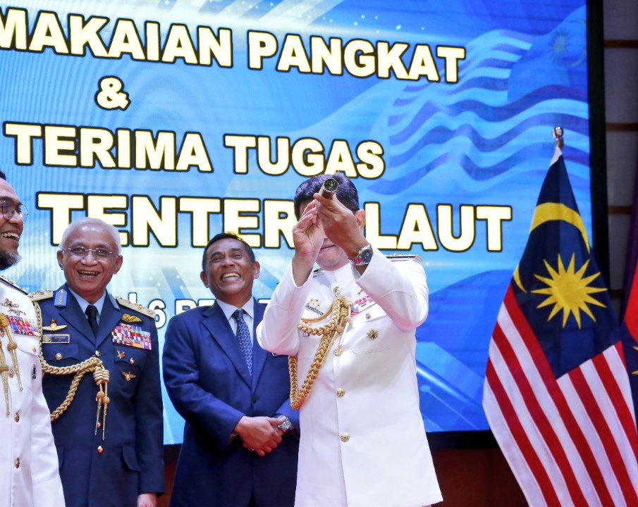 tldm_rasmi's tweet photo. Membuka lembaran baru.
Laksamana Datuk Abdul Rahman bin Ayob mengambil alih tampuk pemerintahan TLDM daripada Laksamana Tan Sri Mohd Reza bin Mohd Sany hari ini.

Tahniah Datuk dan terima kasih, Tan Sri!
#NavyNews https://t.co/O6MKDpNImy