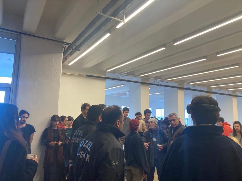 MSGSÜ öğrencileri olarak çıkardığımız Politik Baykuş Fanzin’i sıra arkadaşlarımıza vermemiz Fındıklı Kampüsü’ndeki ÖGB tarafından engelleniyor. 

Bu üniversite bizim, son söz öğrencinin! 
Politik Baykuş Fanzin yasaklanamaz!