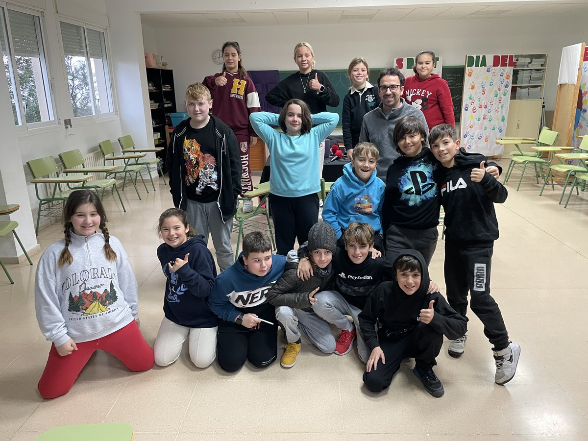 RadioCalvia's tweet photo. Este domingo desde las 11, no te pierdas nuestro Aula Radio con jóvenes estudiantes del CEIP Galatzó que entrevistan al Policía Tutor de Es Capdellà, y del CEIP Puig de Sa Morisca, que hablan de sus clases de Educación Física junto al profesor Alberto Mota. https://t.co/yGJ9RmczDs