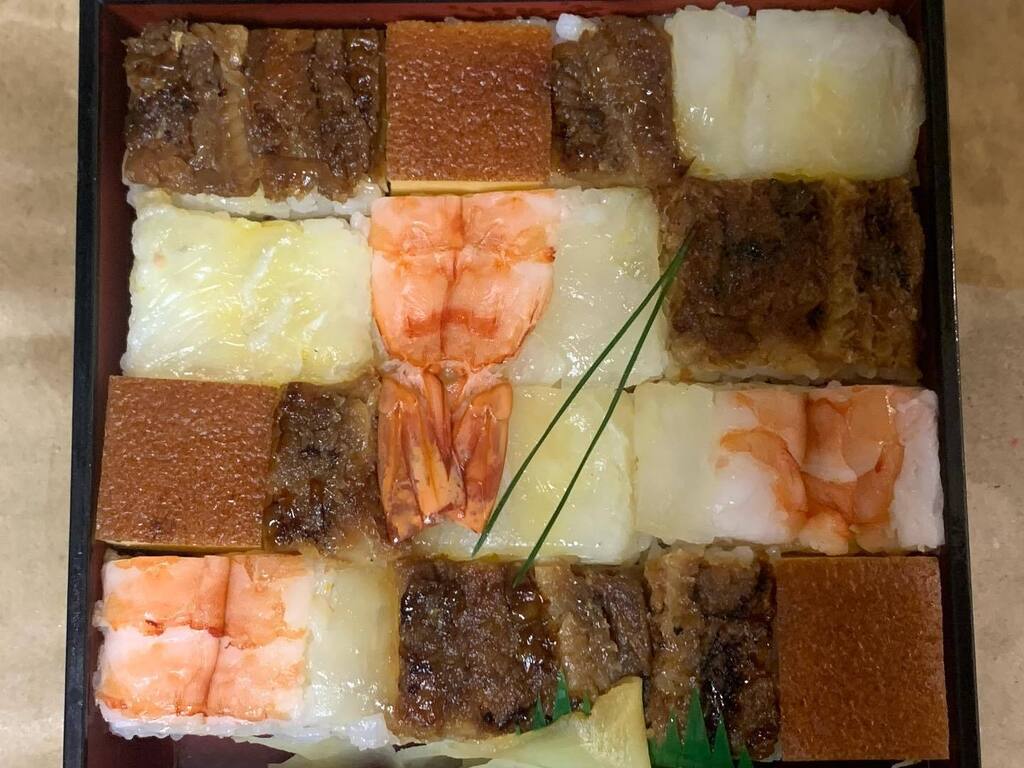 旅のおまけ。京都「いづ重」上箱寿司のお持ち帰り！のはずが、鯖寿司もあったのでついついご一緒に。食べ過ぎ！ #ダンボールちゃぶ台 instagr.am/p/Cn6hiidvy79/