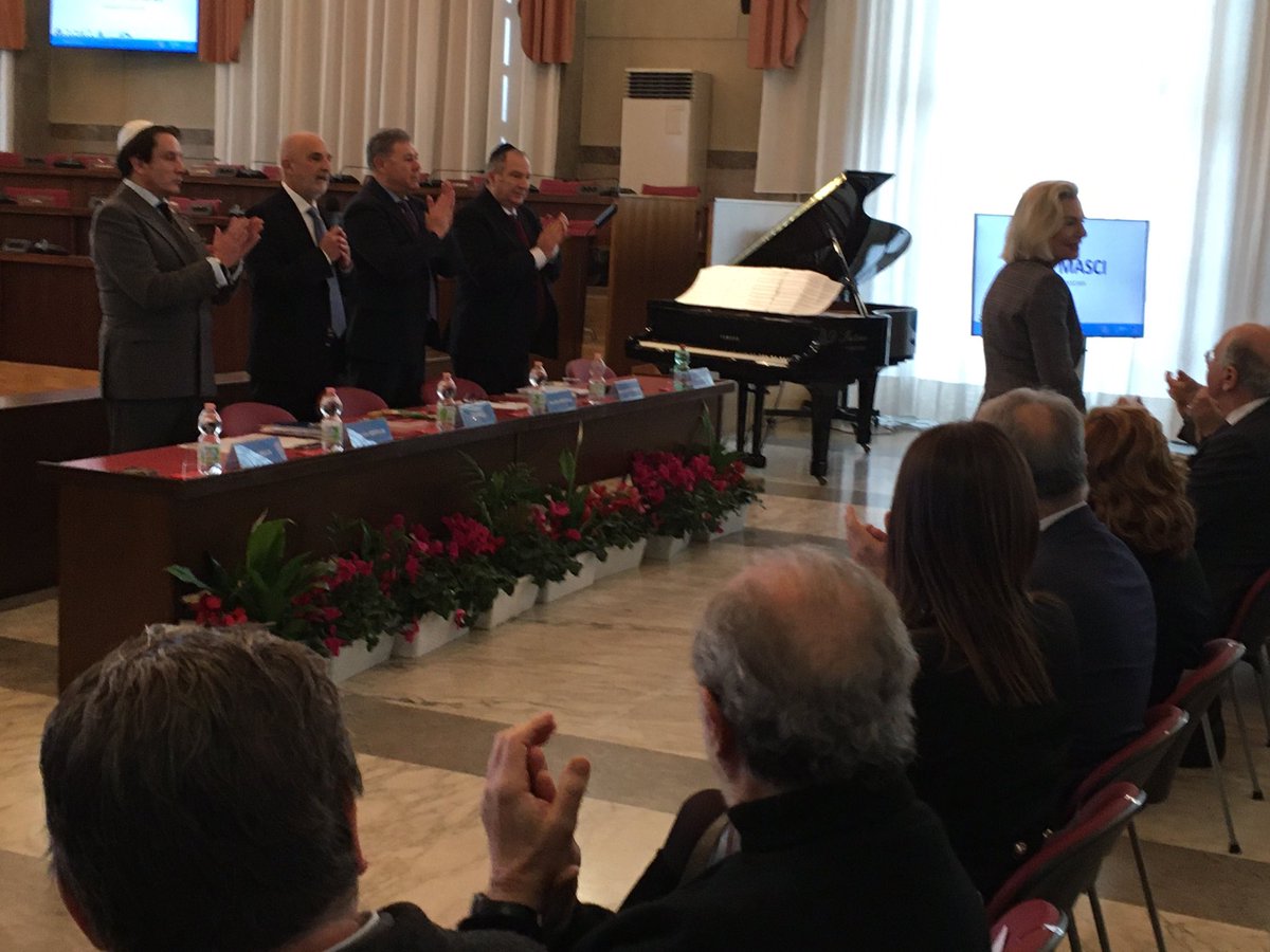 PLinItalia's tweet photo. 1/2 #Giornodellamemoria Amb🇵🇱 @Anna_M_Anders in visita al Comune di #Pescara alla presenza delle autorità, della comunità ebraica #LisaBillig @AJCGlobal @ucei_it e degli studenti per ricordare la tragedia della #Shoah e dei totalitarismi del ‘900 gli eroi 🇵🇱 #Pilecki #genAnders https://t.co/1zpqV9zjas