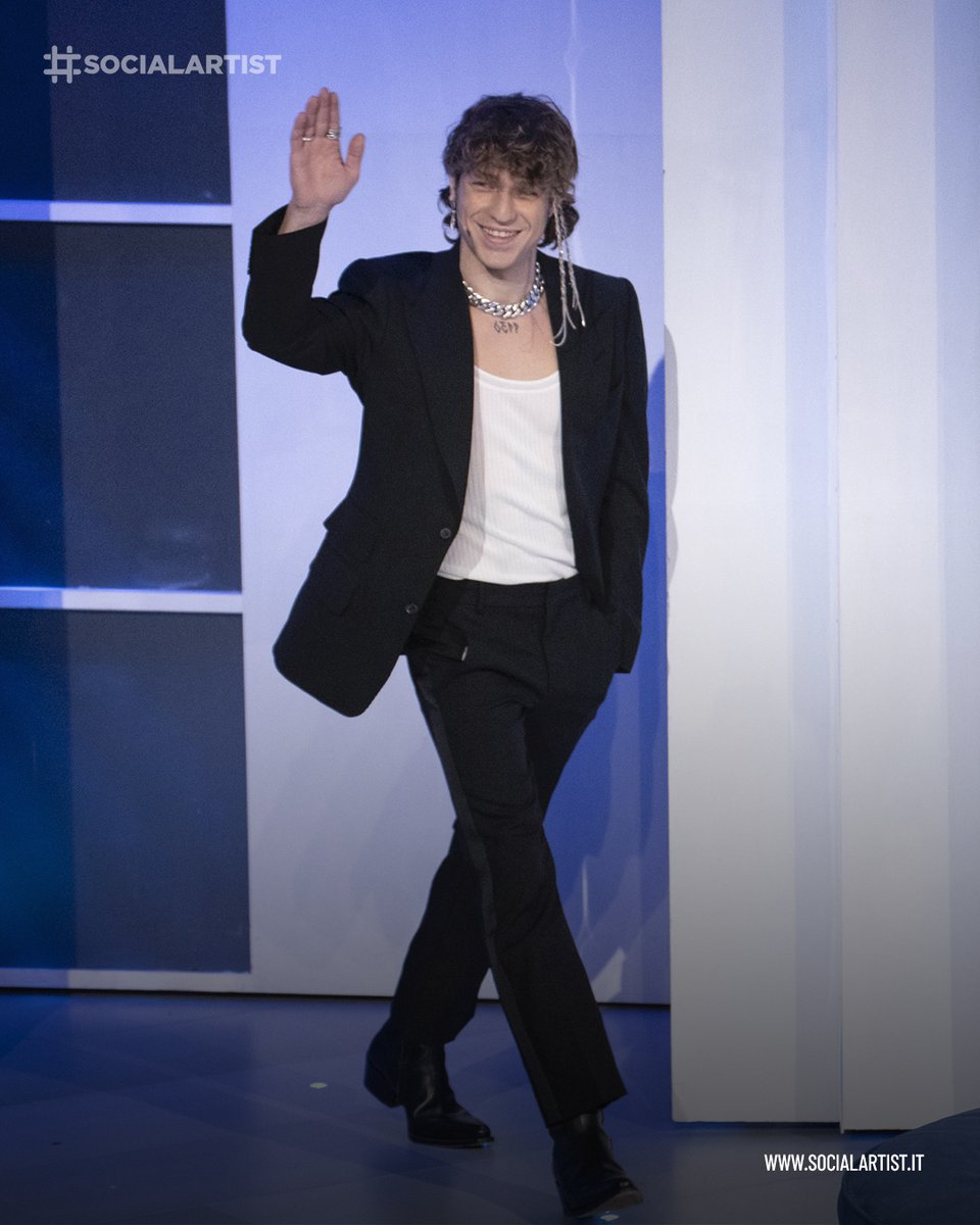 SocialArtistOF2's tweet photo. Domani, in prima serata su Canale 5 nuovo appuntamento con #Cèpostaperte, il people-show condotto da Maria De Filippi.
Le sorprese questa settimana coinvolgono il premio Oscar Charlize Theron e il cantautore con un palmares da 39 dischi di platino Irama.
#Irama #ChalizeTheron https://t.co/0KQZAaZHuj