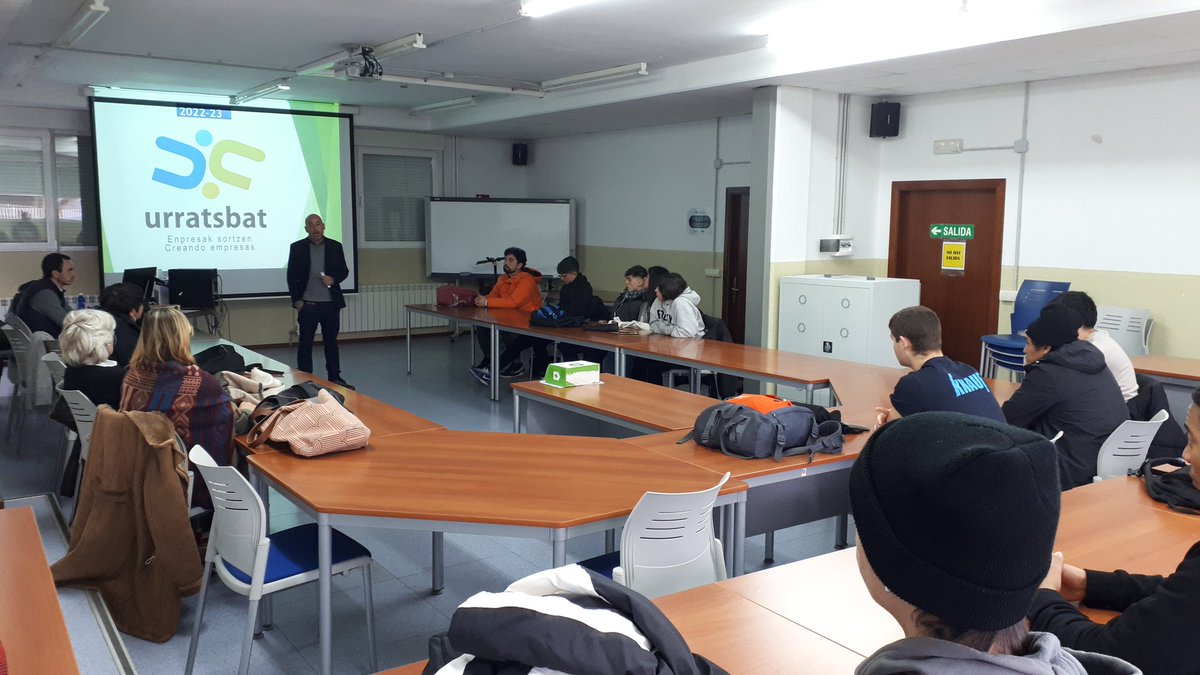 urratsbatera's tweet photo. Acabando en @cifpERAIKEN con las charlas de sensibilización hacia el emprendimiento como alternativa al trabajo por cuenta ajena, está vez con los segundos de GM @ikaslanaraba @Ekingune @tknika @AjebaskAlava https://t.co/D7clPoTwoN