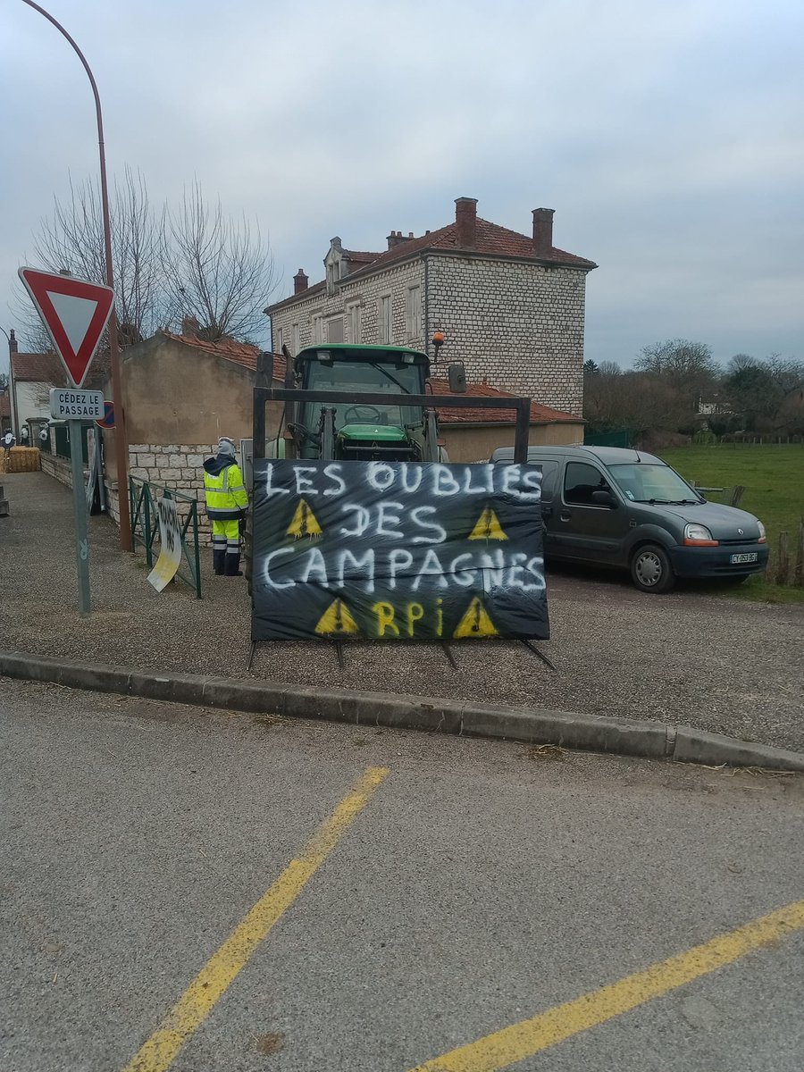 dams7174's tweet photo. Projet de fermeture de classe #navilly des effectifs à repartir sur les autres classes et que fait on des élèves en difficultés c’est honteux et désolant la campagne n’est pas la variable d’ajustement des décisions départementales @education_gouv @PapNdiaye https://t.co/IR1243Ro72