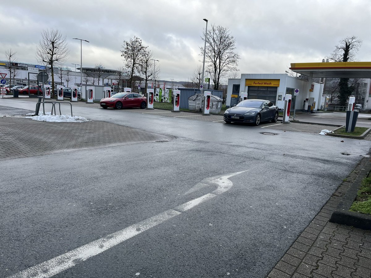 SuC Bad Oeynhausen @389213km. Nice new #Tesla #Supercharger