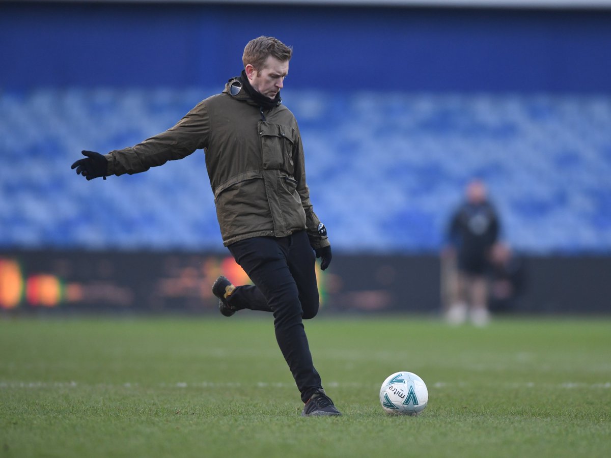 Two lucky supporters have the chance to take part in tomorrow's half time game with a £50 Host &amp; Stay voucher up for grabs! 🦉

To play, RT, follow <a href="/HostandStay/">HostandStay</a> and reply to this tweet with #hostandstay (18+ only)

Good luck! 🔵⚪️ #swfc