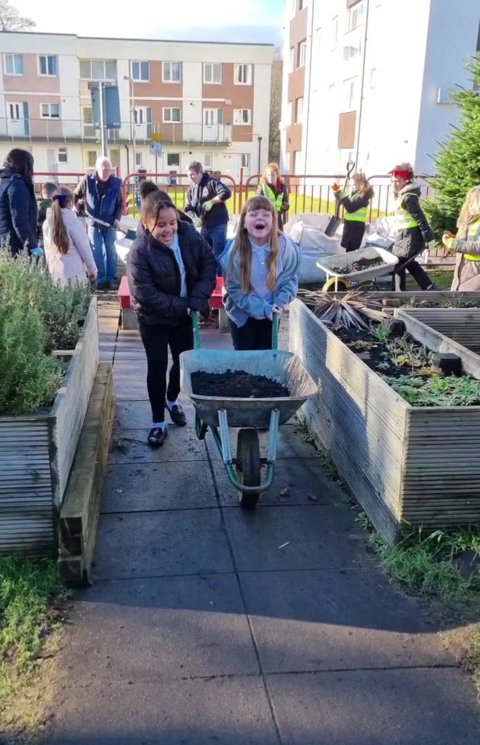 caedrawprimary's tweet photo. So lovely to work on developing our outdoor areas with parent volunteers! Diolch yn fawr pawb! π #year4@caedraw #year4massive https://t.co/PPKeYhLV93
