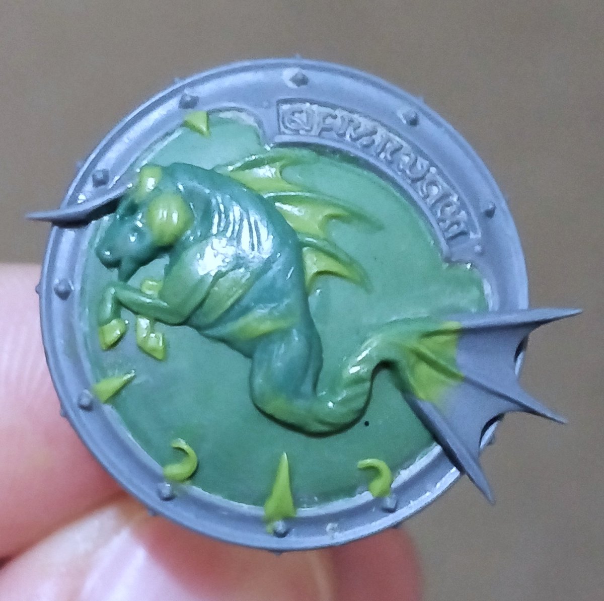 Almost finished the sculpting for shield for my slaanesh champion - just need to remove the sigmarite writing.

#slaanesh #warhammer #ageofsigmar #slavestodarkness #hedonitesofslaanesh