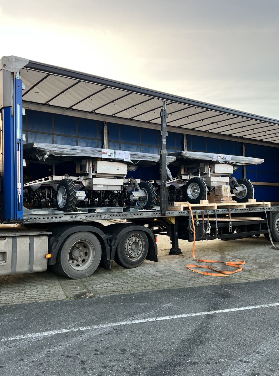 DroidFarm's tweet image. This morning we sent 2 robots to AgriDroid in the UK 🌱 #AgTwitter #farmdroid #fieldrobot #futurefarming #farming