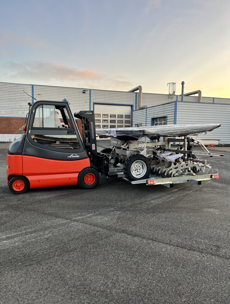 DroidFarm's tweet image. This morning we sent 2 robots to AgriDroid in the UK 🌱 #AgTwitter #farmdroid #fieldrobot #futurefarming #farming