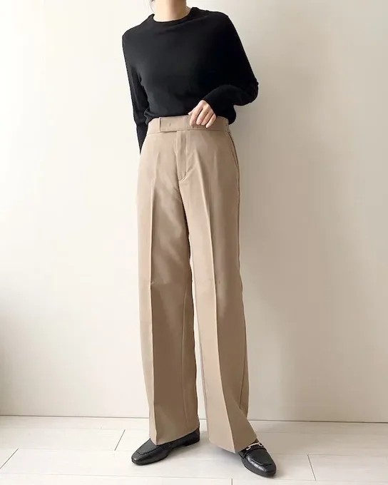 【GU】スタイル盛れる天才じゃん!2490円の「楽ちんパンツ」すらっと足長に見えて嬉しすぎる〜!の「ストレートパンツ」が着回し力バツグン!スーツライクなデザインで、きれいめにもカジュアルにも着れて便利。お値段2490円ですが、生地がしっかりしていて高見えします! 