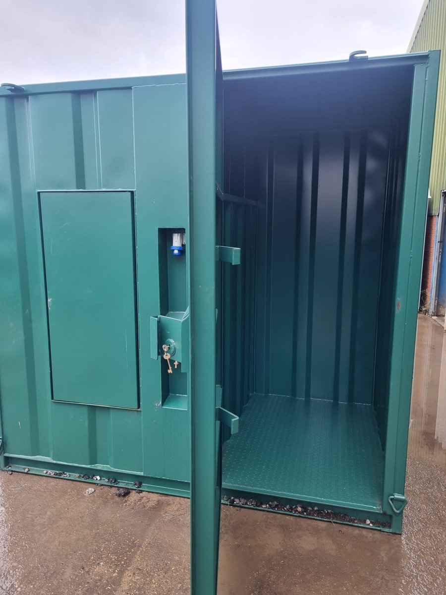 ShireToilet's tweet image. Are your sites defrosting and getting muddy? Please see below our 10x8 utility pods which consist of a smoking shelter, 3 person boot wash, 1000l water cube with pump and small storage unit, perfect for sites this time of year! 
#constructionuk #4in1 #utility #nationwide #shire