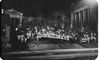 MinfarC's tweet photo. 27/1/1953 Primera Marcha de las Antorchas, la luz de los jóvenes no dejó que el Apóstol muriera en su centenario.
#MartiVive en las actuales generaciones de patriotas. https://t.co/7EYIHk0N6e