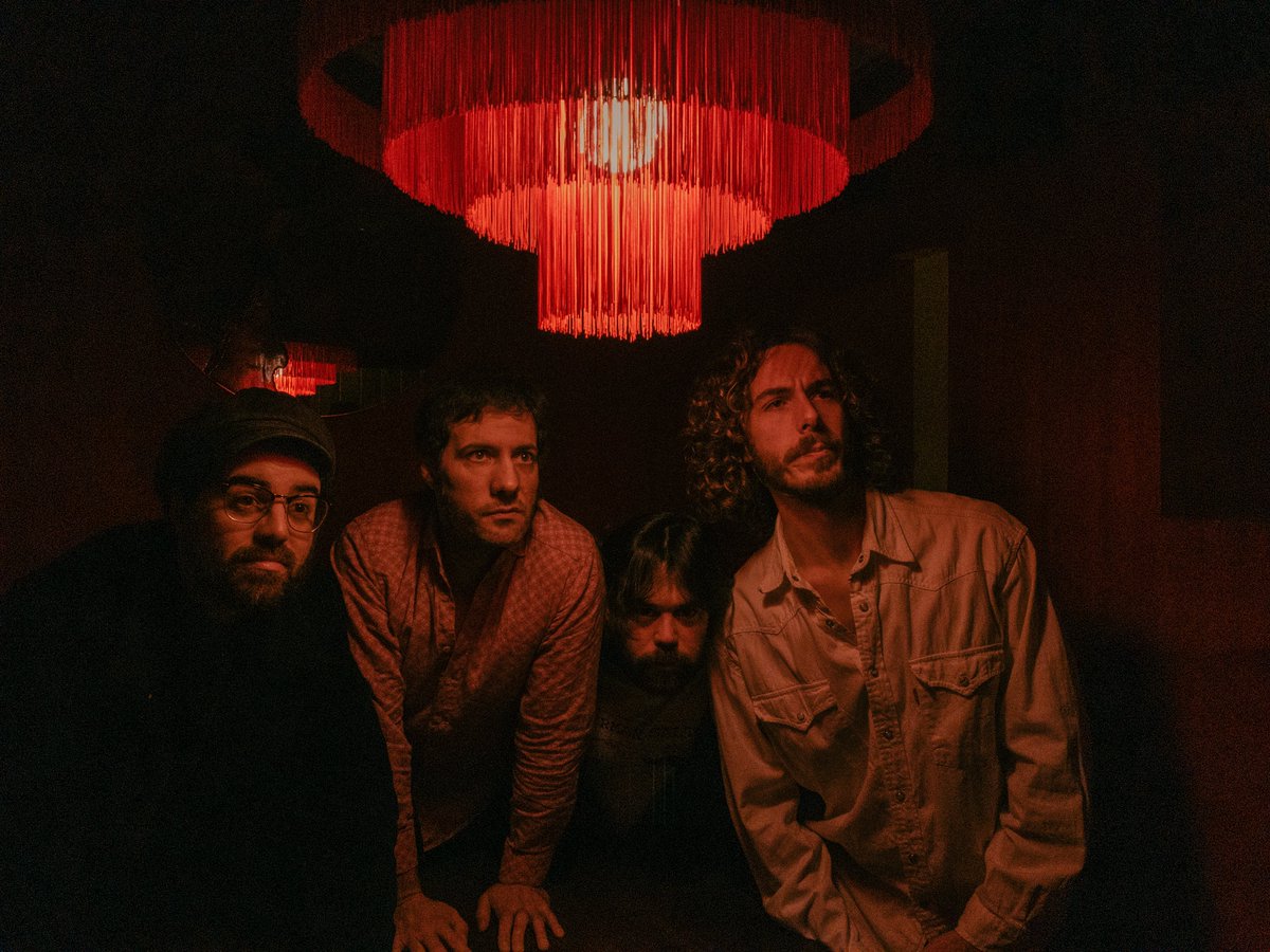 Ni en mis mejores sueños imaginé que formaría parte de una banda de nuevo.
Pero soy un animal de costumbres y ha llegado el momento de presentaros a mi flamante combo.
Damas y caballeros; Moses Rubin, Fernando Bolado e Íñigo Pilatti 
Muy pronto más novedades...al loro!!!