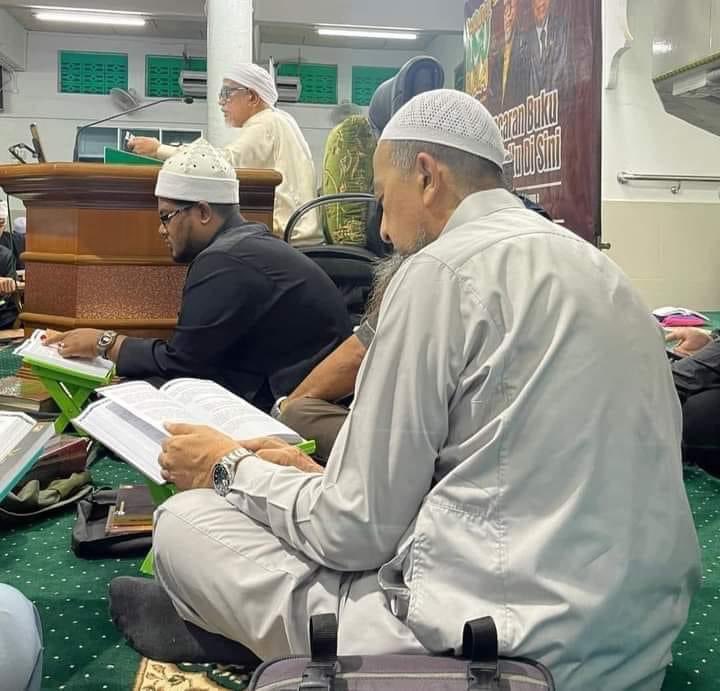khairul_nadzir's tweet photo. Orang alim pun mai duduk belajar dengan TG Hj Hadi. Budak twitter ngaji kelam kabut pun boleh samakan TG dengan Dajjal. Apa punya hanat la perangai. https://t.co/dTWY7dUuZY