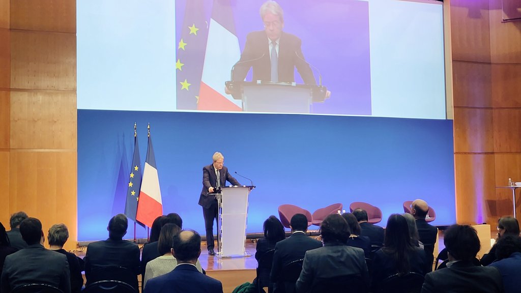 UEFrance's tweet photo. "Le champ d’action d’intervention d'#InvestEU🇪🇺 est large, mais la direction claire :

👉 les projets éligibles à une garantie européenne devront soutenir les objectifs européens de durabilité, de cohésion &amp; d'inclusion sociale" - @PaoloGentiloni https://t.co/M9JFEN4qVG