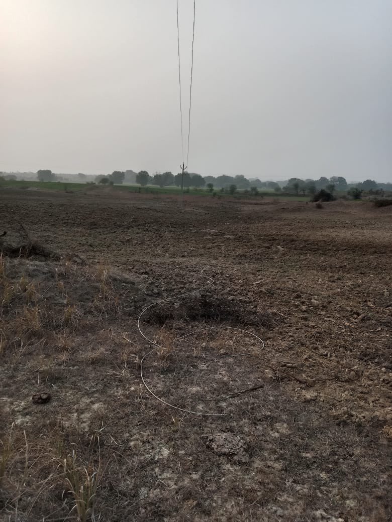 विद्युत विभाग की लापरवाही ।
चित्रकूट ज़िले के छीबो पावर हाउस अन्तर्गत गोबरौल देवहटा में ११००० बोल्टेज की तार १० दिन से टूटी हुई है कभी भी कोई हादसा हो सकता है किन्तु शिकायत करने पर भी ज़िम्मेदार सोये हुए हैं ।<a href="/UPPCLLKO/">UPPCL</a> <a href="/UppclChairman/">CMD UPPCL</a> <a href="/dvvnlhq/">Dakshinanchal Vidyut Vitran Nigam Limited</a> <a href="/DVVNL_Care/">Dakshinanchal, UPPCL</a> <a href="/ChitrakootDm/">DM Chitrakoot</a>