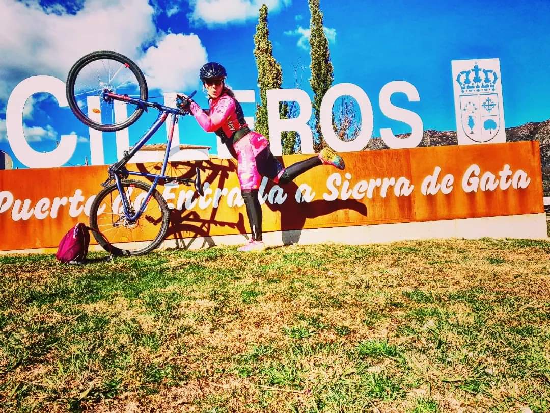 Ya estaba yo tardando en hacer la foto 🤣 !!
Hice un curso con la @rfeciclismo y soy una #womeninbike  .
Estoy buscando chicas , sólo y exclusivamente chicas , que quieran iniciarse en este deporte y 
 qué pertenezcan a cualquier pueblo de la sierra de gata.