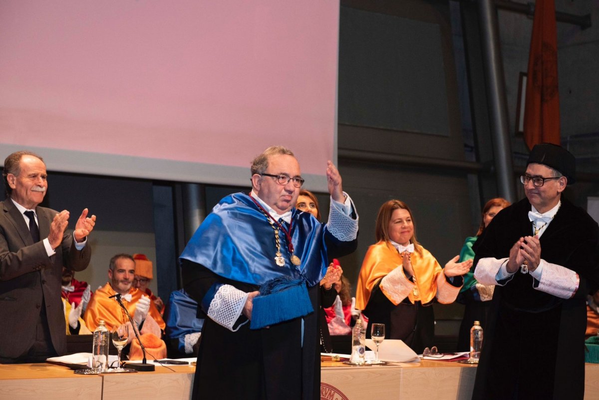 MatematicasUMU's tweet photo. José Orihuela Calatayud, Catedrático de Análisis Matemático, y rector de la @UMU durante los años 2014-2018, ha recibido hoy la medalla de oro de la Universidad de Murcia durante #StoTomas23UMU ¡Enhorabuena, Pepe! https://t.co/Smy15SQWgH
