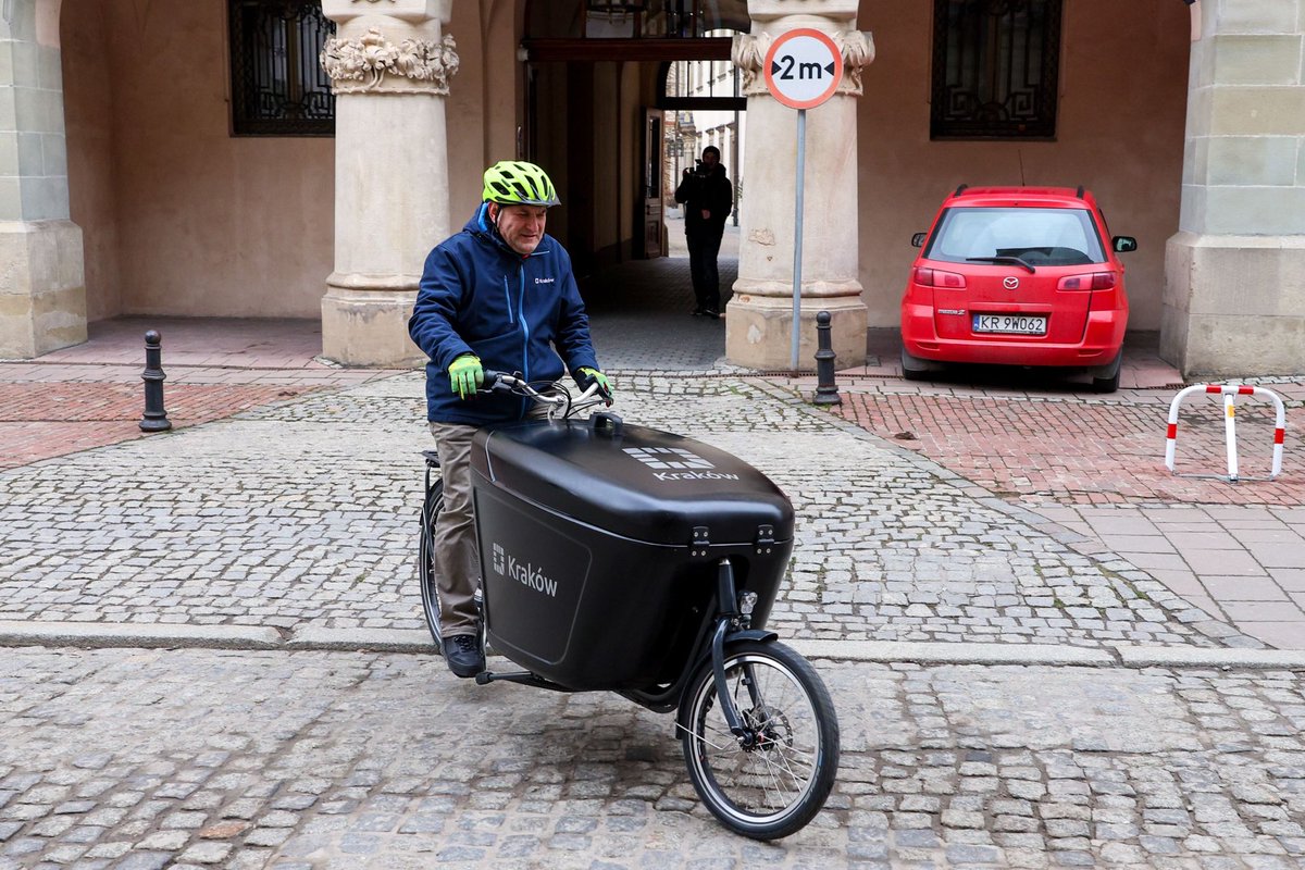 krakow_pl's tweet photo. #Krakow Rowerem cargo szybciej i ekologicznej. Zaczęliśmy korzystać z tego elektrycznego pojazdu do dystrybucji informatorów, dwutygodnika i ulotek pomiędzy budynkami Urzędu rozsianymi w całym mieście #rower #rowercargo @oficerKRK fot. @BSKrakow https://t.co/N8zEexhhyL