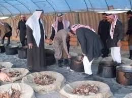 A_Alwashaly2's tweet photo. @NOWTRND كان العرب في الولائم يوزعون قطع اللحم عبر لفها بالخبز
وإذا خشى التقصير ،كان يقوم بلف بعض الخبز (بدون لحم) ويوزعه على(الاقربين) ممن سيسترون عيبه امام الغرباء
وفي احدى المرات صرخ شخص : يافلان خبزك بلا لحم!
فاعتذر صاحب الوليمة :
"سامحني ، ظننتك من اهلي"

استروا عيب من وضعكم له أهلاً https://t.co/trtsFuS2xM