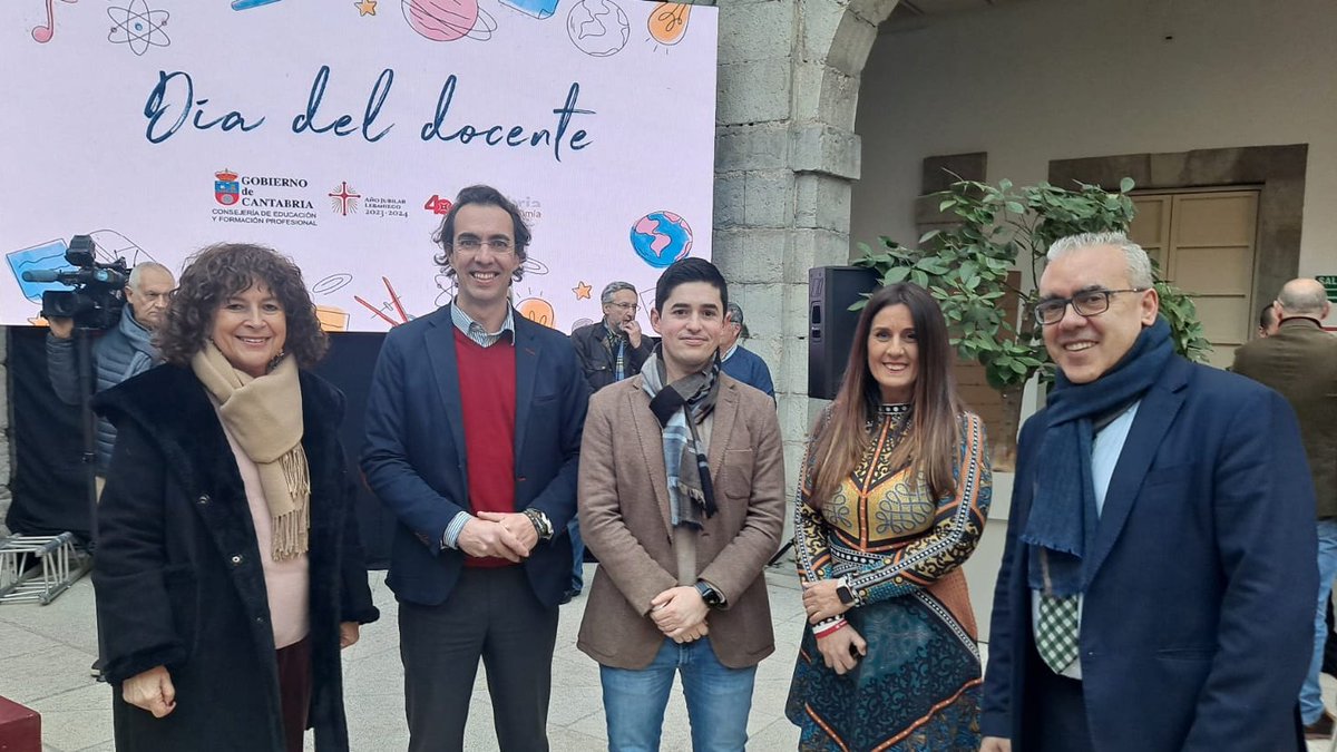 CsCantabria's tweet photo. 🍊Nuestro portavoz @Felisuco_ y el diputado #DiegoMarañón participan en el acto del Día del Docente celebrado en @parlacan  

👩‍🏫Rinde homenaje a los más de 200 jubilados el curso pasado.

🎵Alumnos del Conservatorio Profesional de Música de Torrelavega han puesto la nota musical. https://t.co/9ShwIvgtyV
