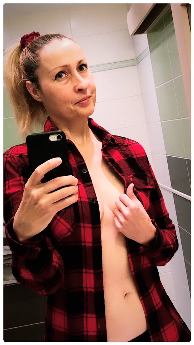 beneslenka's tweet photo. Koťátka ani kozy ke sdílení nemám, ale zato mám flanelku a nebojím se ji použít! 

Za chvíli v ní pudu volit @general_pavel a vylezu z ní až někdy po volbách. VÍTĚZNEJCH, doufám!🙏🫡✌️❤️

#tymgeneral
#tymflanel #Prezident2023 #volimgenerala https://t.co/sMjAEGbLFI